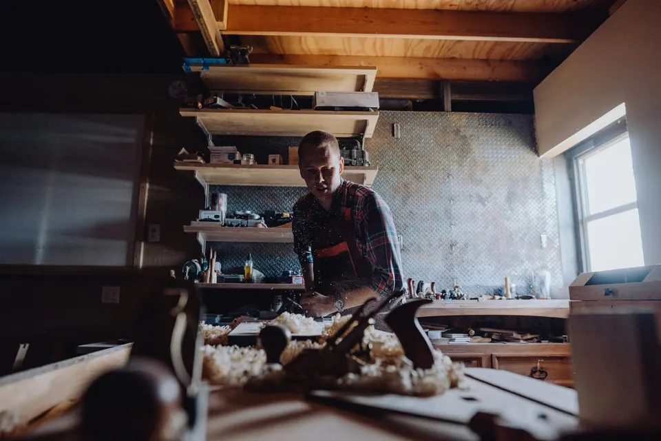 Artisan au travail dans un atelier de menuiserie