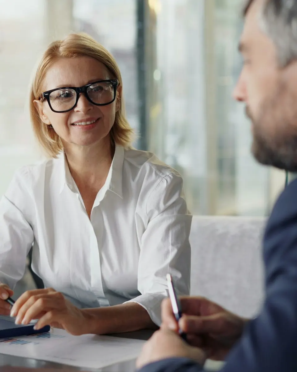 Conseillère en rencontre de travail avec un dirigeant, documents sur la table